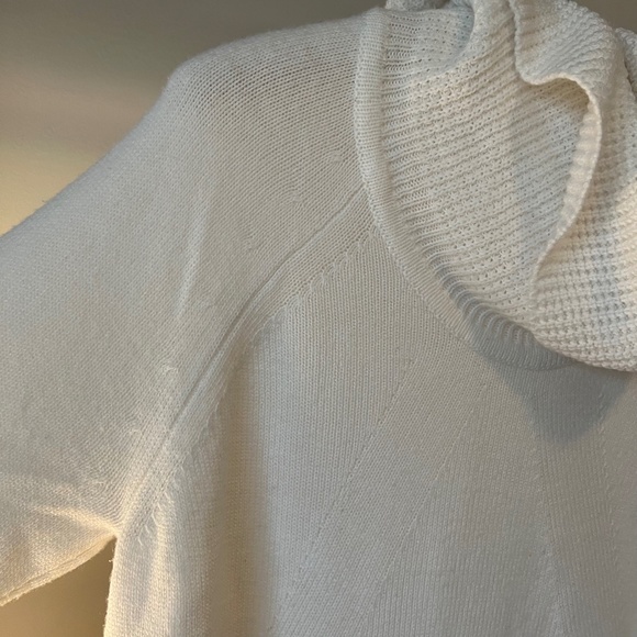 CALVIN KLEIN Oversized Turtleneck Knit Sweater - Picture 5 of 11